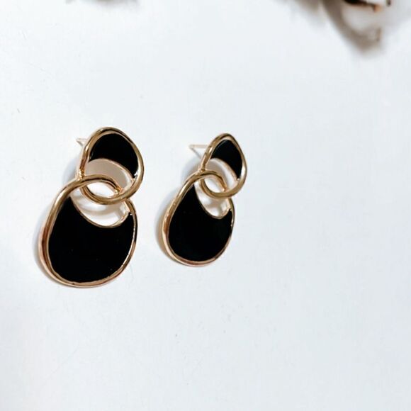 Black enamel geo stud earrings N300 - Picture 5 of 5